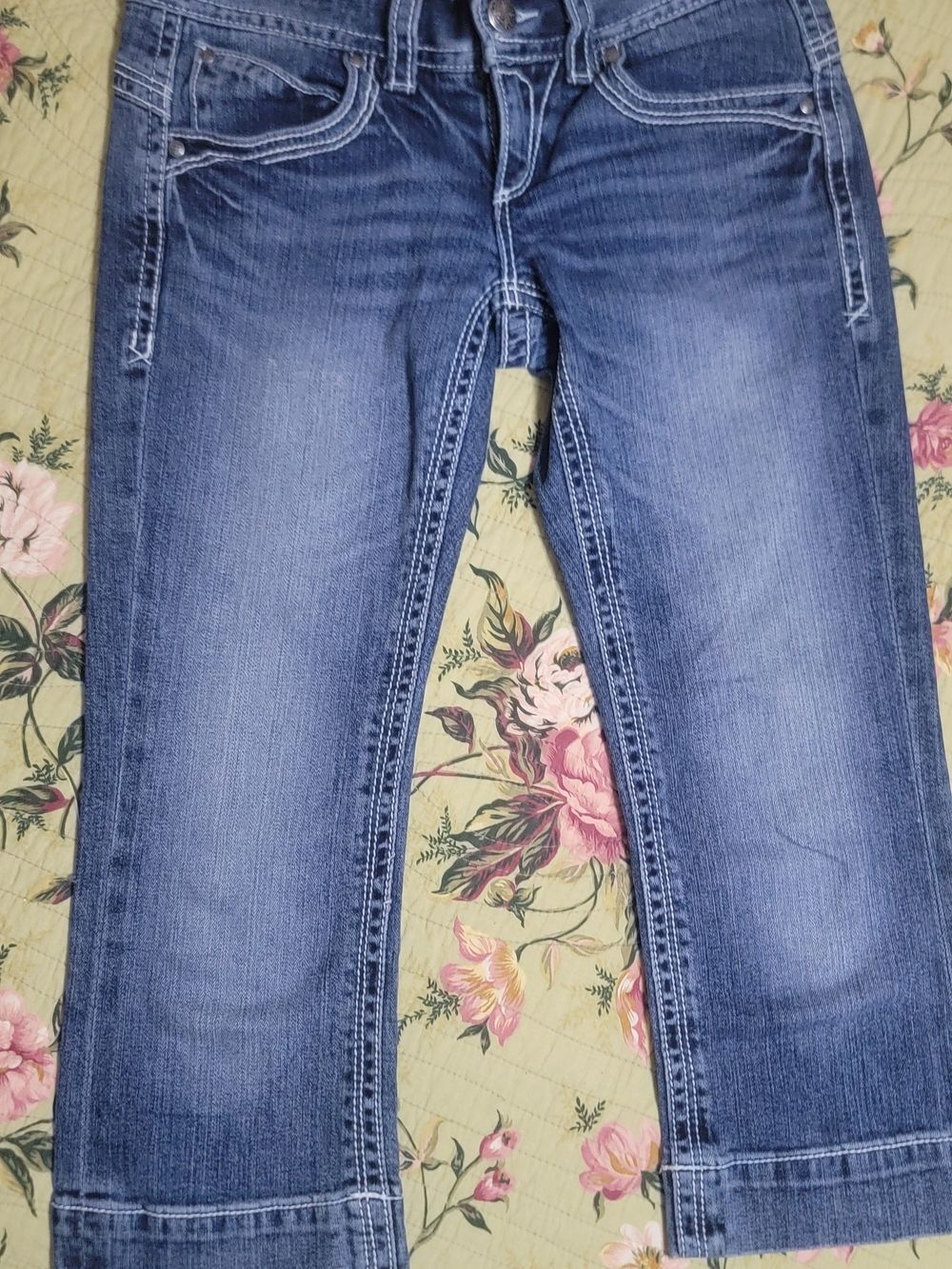 Maurices medium wash short cropped Blue Jeans Fancy Pocket Design Low Rise 30W